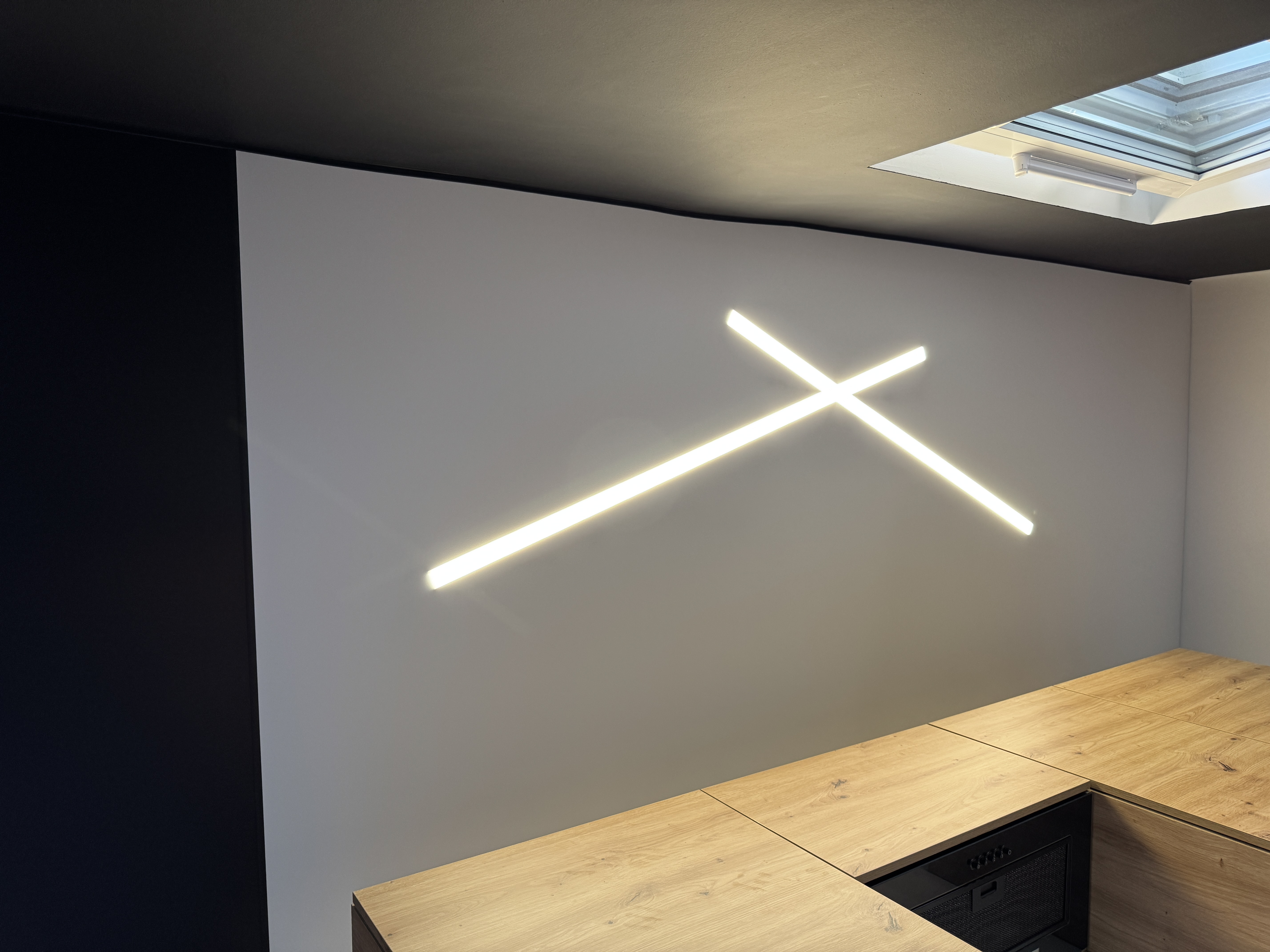 Sufit napinany z kwadratowym wzorem