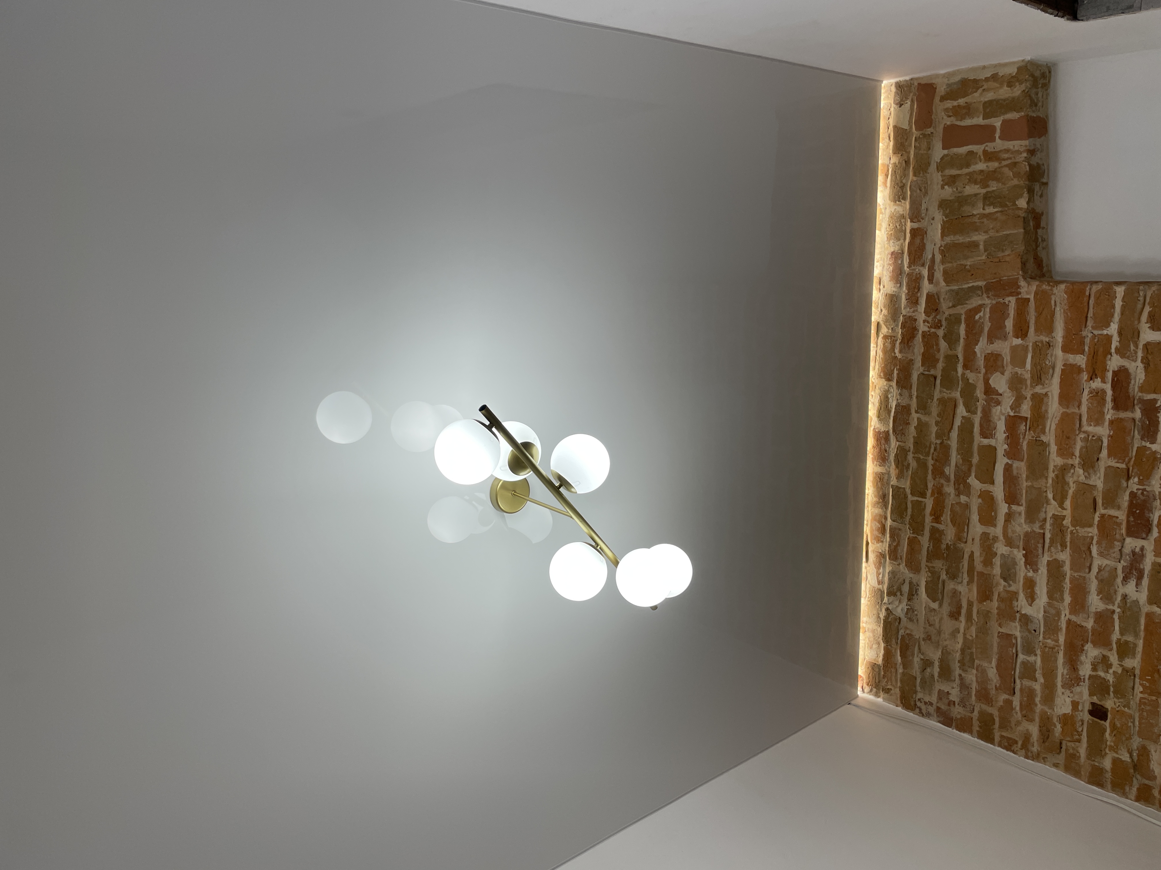 Sufit napinany z kwadratowym wzorem