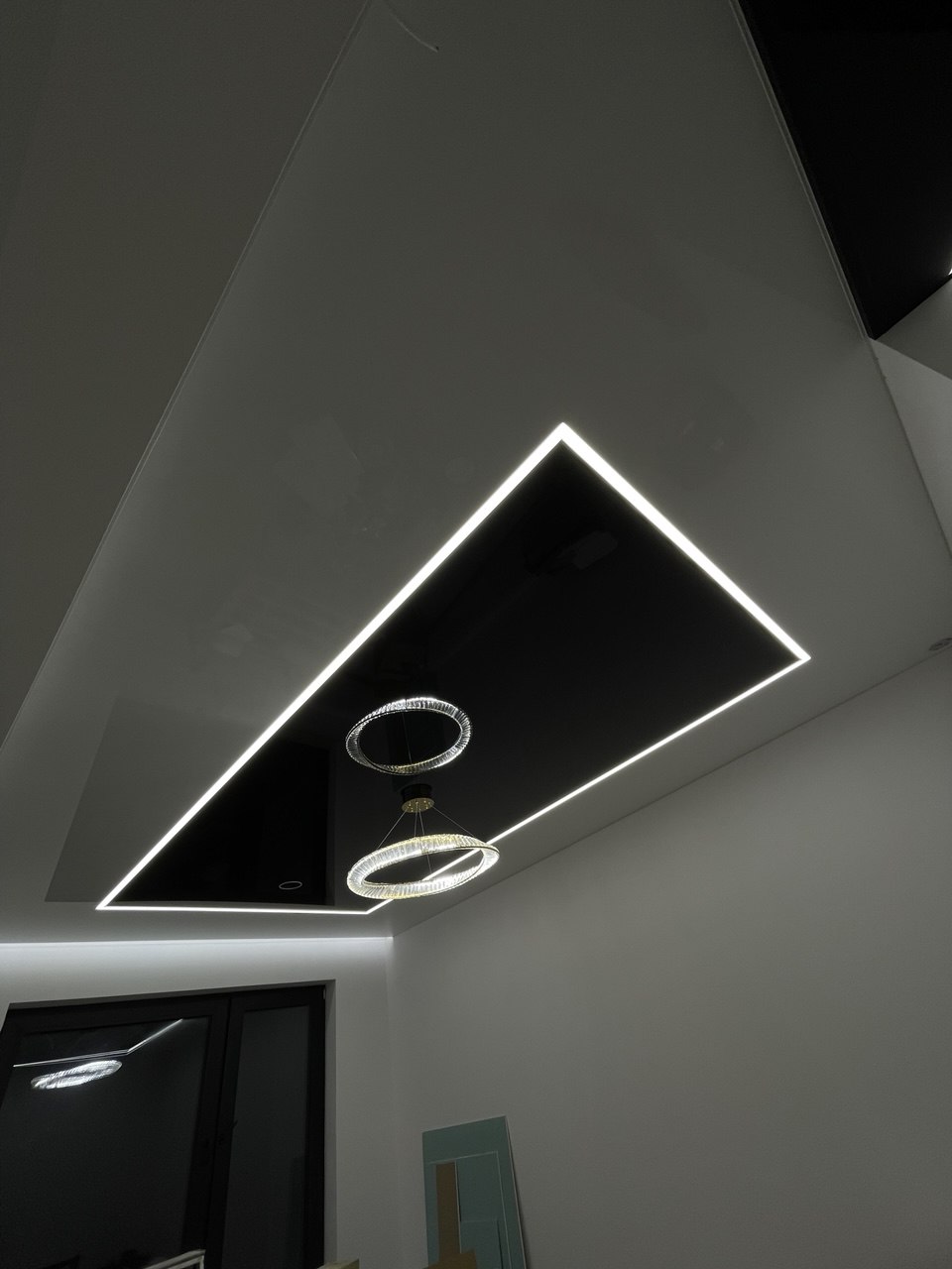 Sufit napinany z kwadratowym wzorem