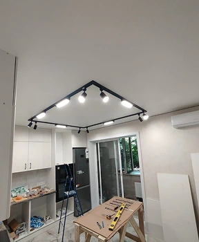 Sufit napinany z punktowym oświetleniem