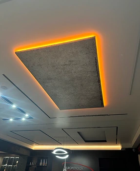 Sufit napinany w salonie