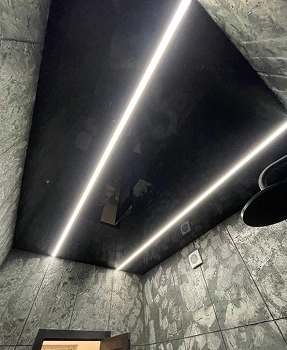 Sufit napinany z kwadratowym wzorem