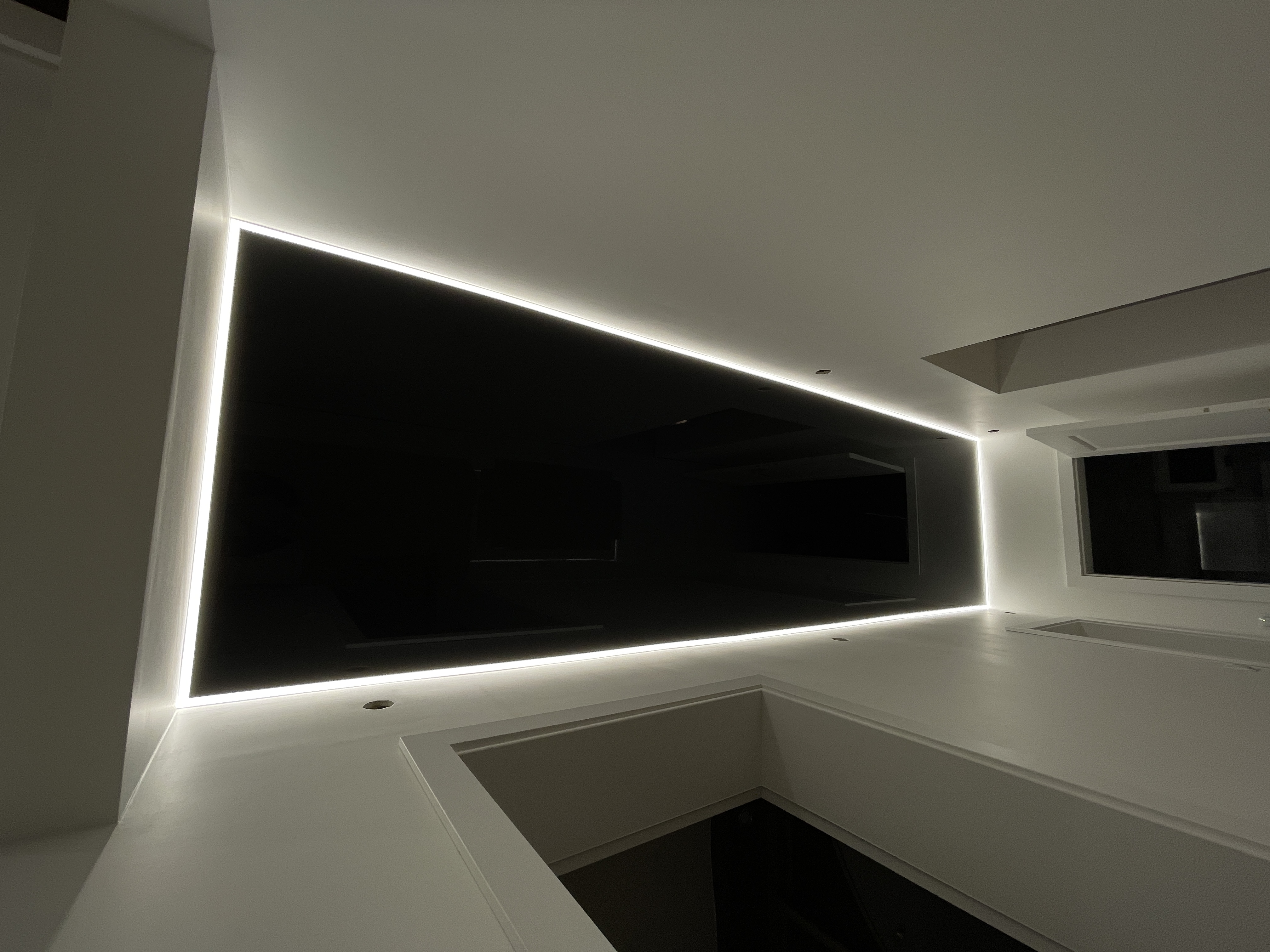 Sufit napinany w korytarzu 8m2